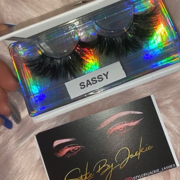 Lashes - Picture 8 of 11